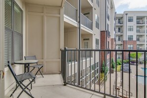 Outdoor dining - Downtown Condo w/Gym - Prime Location (Nashville)