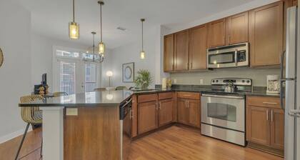 Pool View Flat in the Gulch!