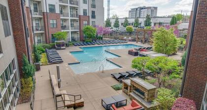 Pool View Flat in the Gulch!