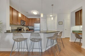 Een koelkast, een microgolfoven, een oven, een kookplaat