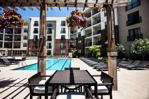 2 Bedroom Condo in Downtown Nashville!