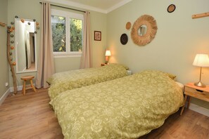 2 Schlafzimmer, Schreibtisch, Bügeleisen/Bügelbrett, Reisekinderbett