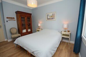2 bedrooms, desk, iron/ironing board, travel cot - Charming Renovated Apartment Near the Historic Center of Tarascon (Tarascon)