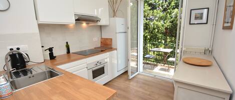 Réfrigérateur, four à micro-ondes, un four, surface de cuisson