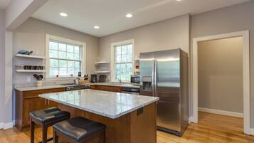 Lemari es, microwave, oven, dan kompor