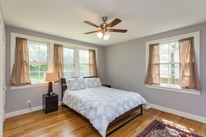 3 bedrooms, iron/ironing board, WiFi, bed sheets