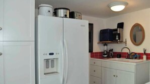 Refrigerador, microondas, cafetera/tetera, tostadora