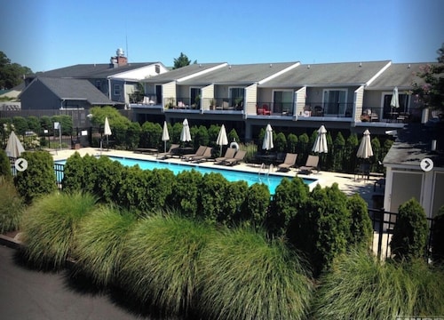 Beautiful downtown Rehoboth Beach townhouse - 3 blocks to the beach/boardwalk.