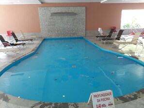 Inomhuspool och utomhuspool