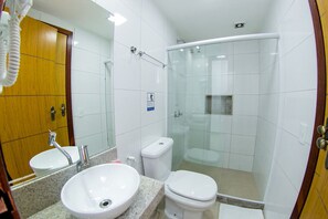 Ducha, secador de pelo, bidet, toallas
