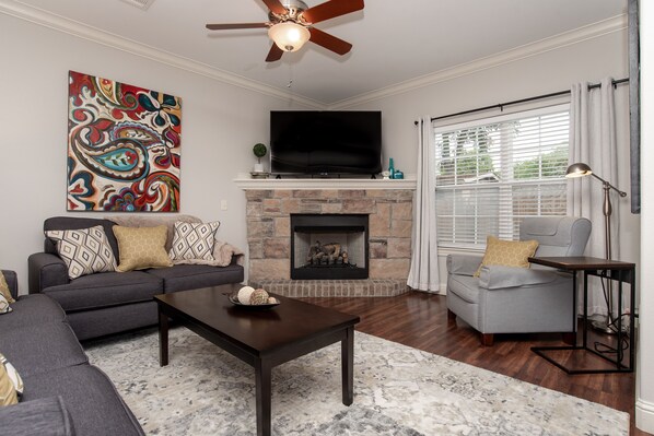 Smart TV, DVD player, books, offices