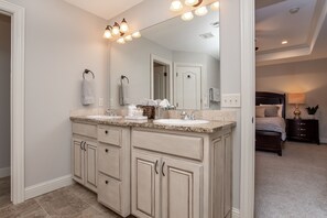 Combined shower/tub, jetted tub, hair dryer, towels