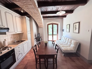 Frigorífic, forn, placa de cuina i cafetera i tetera 