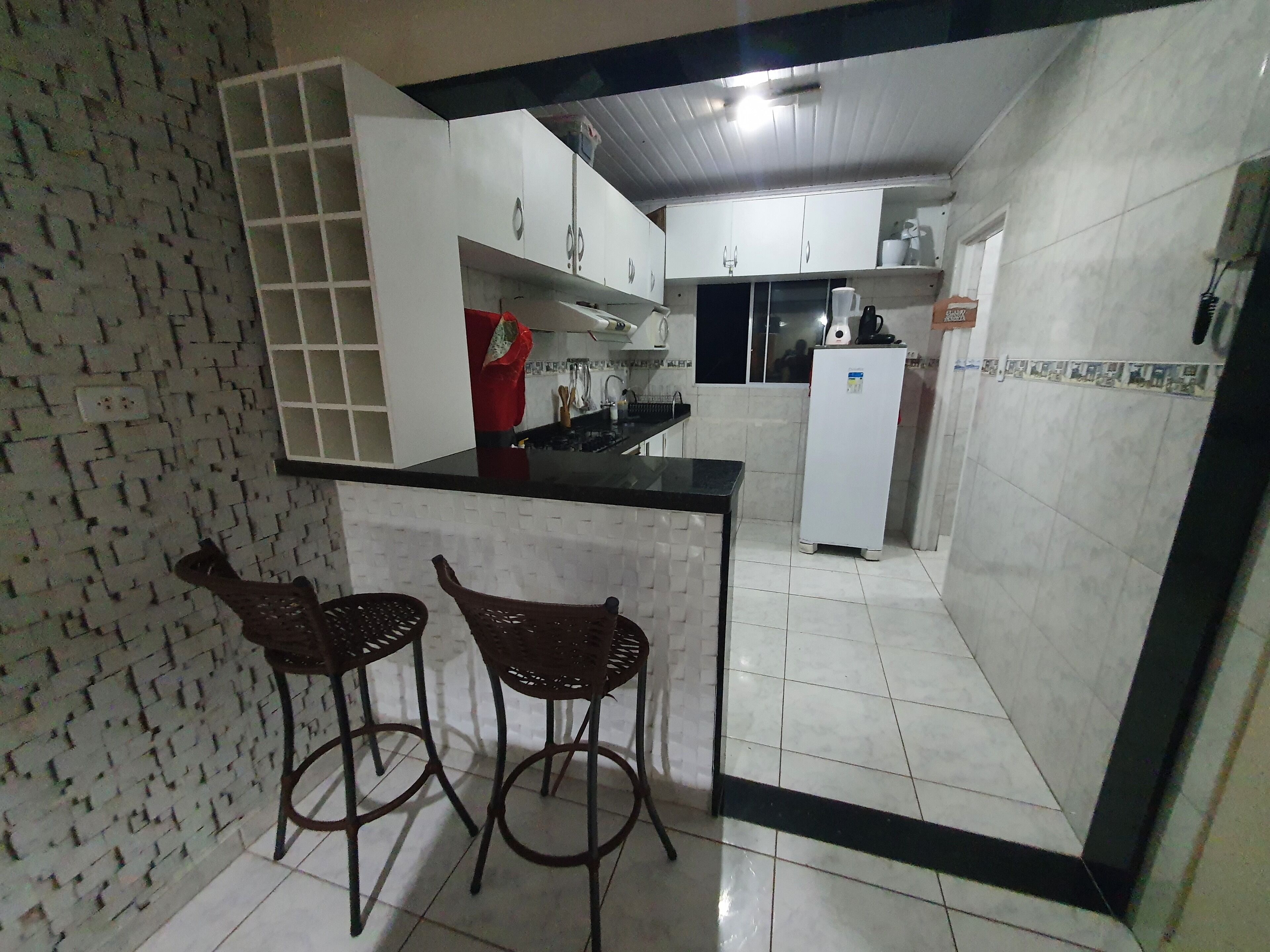 Refrigerador, microondas, parrilla de estufa y tetera eléctrica 