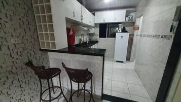 Geladeira, micro-ondas, cooktop, chaleira elétrica