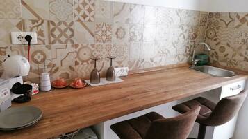 Réfrigérateur, micro-ondes, cafetiÚre/bouilloire, bouilloire électrique