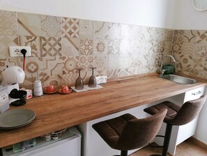 Kühlschrank, Mikrowelle, Wasserkocher mit Kaffee-/Teezubehör