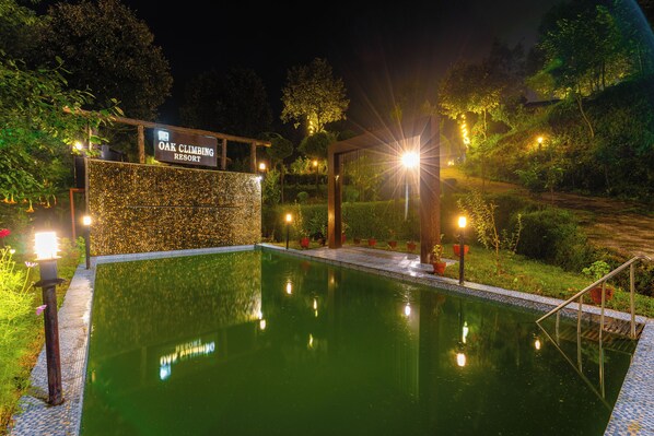 Outdoor pool - Oak Climbing Resort (Dhari)