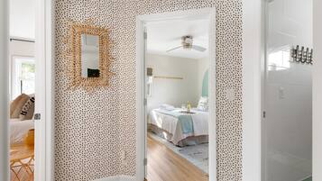 2 bedrooms, iron/ironing board, free Internet