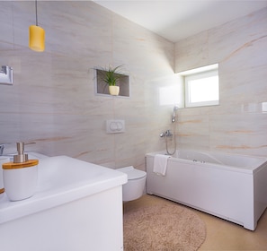 Bathroom - Deluxe City Center Blue Apartment (Split)