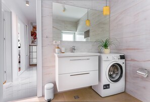 Deluxe Apartment | Bathroom | Combined shower/bathtub, hair dryer, towels, soap - Deluxe City Center Blue Apartment (Split)