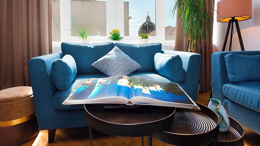 Deluxe City Center Blue Apartment