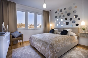 3 bedrooms, blackout curtains, iron/ironing board, free WiFi
