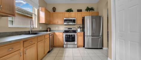 Réfrigérateur, four à micro-ondes, un four, surface de cuisson