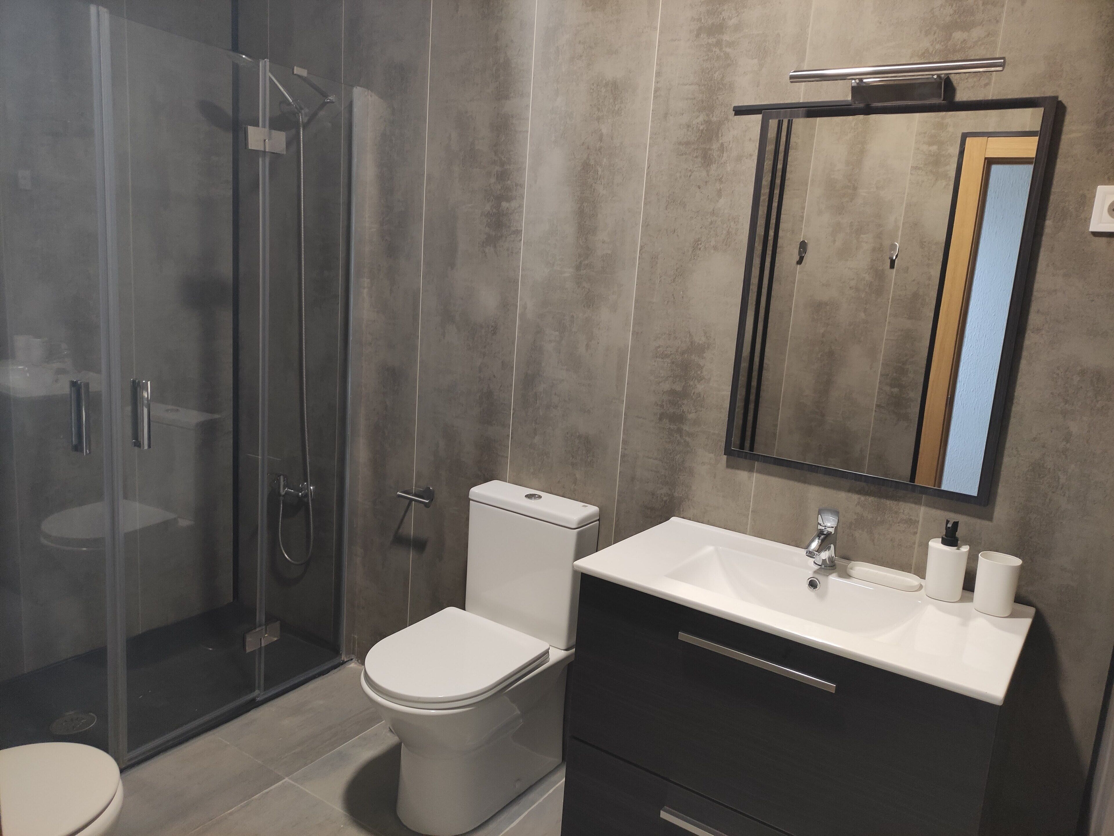 Douche, sèche-cheveux, bidet, serviettes fournies