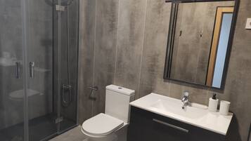 Douche, sèche-cheveux, bidet, serviettes fournies