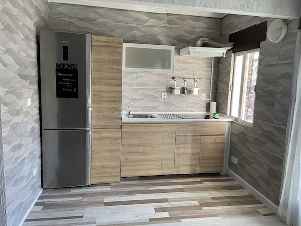 Kjøleskap, mikrobølgeovn, ovn og kokeplater