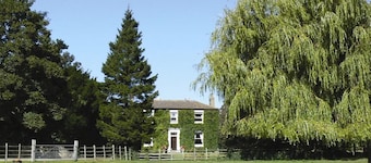 Large House with Garden & Outdoor Furniture - Ideal for Families & Dog Friendly