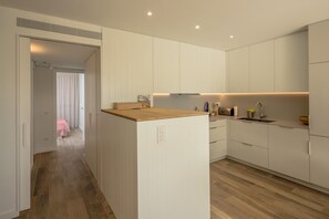 Kühlschrank, Mikrowelle, Ofen, Geschirrspüler