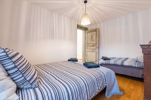 1 bedroom, desk, bed sheets - Thann Colmar - 1 bedroom - 5 pers - Parking (COLMAR)
