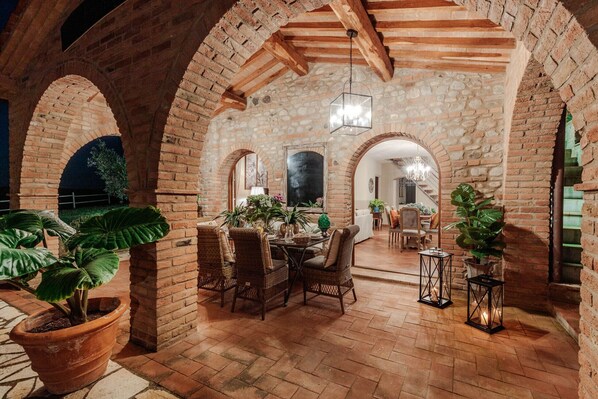 Outdoor dining