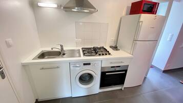 Réfrigérateur, micro-ondes, four, plaque de cuisson