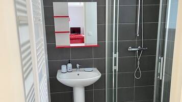 Douche, serviettes fournies, savon, papier toilette