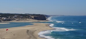 Rannalla, aurinkotuoleja