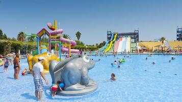 Una piscina al aire libre, una piscina climatizada