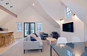 Smart TV y chimenea 