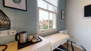A modern kitchen with a window, a kettle, mugs, and a tray. - The Oxford Lodge | Oxford Holiday Let | 6 Beds & Sleeps 12 (Oxford)