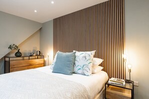 6 bedrooms, desk, iron/ironing board, WiFi - The Oxford Lodge | Oxford Holiday Let | 6 Beds & Sleeps 12 (Oxford)
