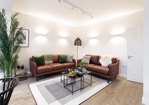 Smart TV - The Oxford Lodge | Oxford Holiday Let | 6 Beds & Sleeps 12 (Oxford)