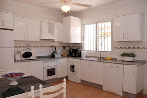 Een koelkast, een microgolfoven, een vaatwasser, een broodrooster