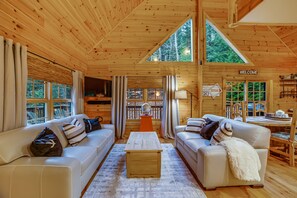 Tv, eldstad, bordsfotboll och ett bordtennisbord