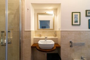 Shower, hair dryer, bidet, towels - COUNTRY VILLA  (ROMA (RM))