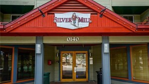 El exterior de Silver Mill con fachada roja, puertas dobles y acceso para sillas de ruedas.
