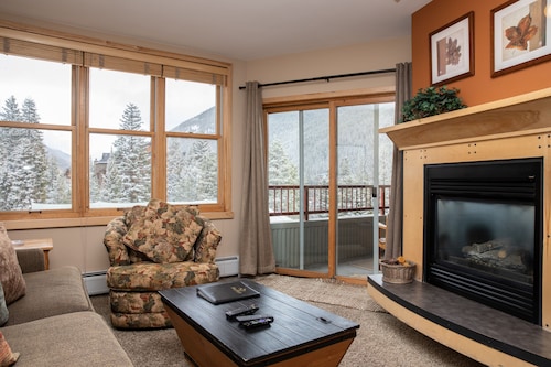 2 Minute Walk to the Gondola/Private Patio/Great Amenities