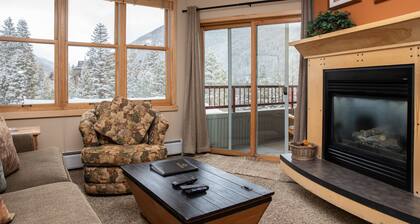 2 Minute Walk to the Gondola/Private Patio/Great Amenities