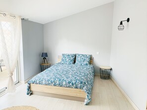 2 Schlafzimmer, Schreibtisch, Bügeleisen/Bügelbrett, Reisekinderbett